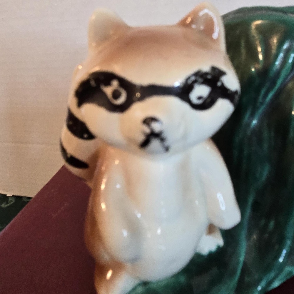 Vintage Bandit-Look Raccoon Planter, pottery, green tree stump Unique - Picture 11 of 11